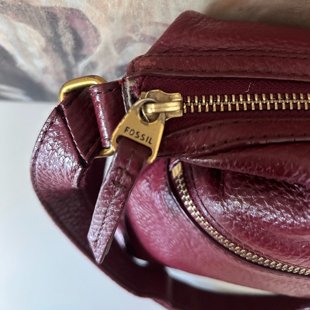 Fossil Pebbled Leather Crossbody Bag in Burgundy - Picture 3 of 10